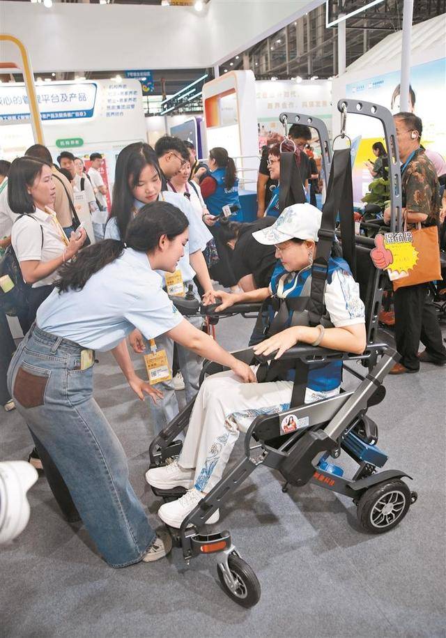 【深圳特区报】可看护 可陪聊 可看病康养机器人快步走进老人生